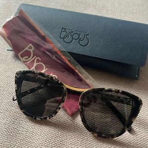 NWT Bisous Snow leopard sunglasses